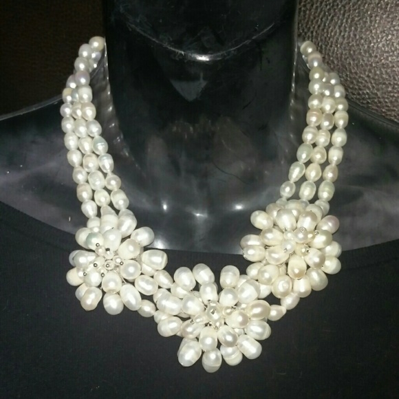 Pearls triple strand in tri floral design - Picture 3 of 4